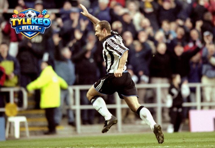 Huyền thoại Alan Shearer với động tác ăn mừng giơ tay quen thuộc